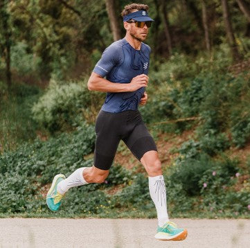 Canelito De Compressão Compressport R2 Aero - branco com preto