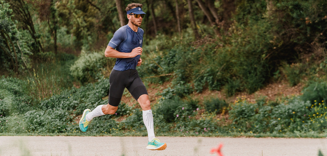 Canelito De Compressão Compressport R2 Aero - branco com preto